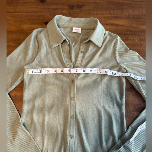 Green Button Top stretchy material blouse | Abercrombie & Fitch - Picture 2 of 4